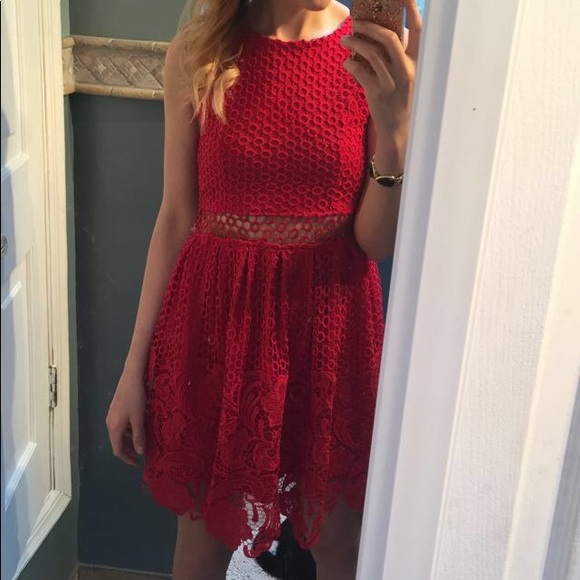 Romeo + Juliet Couture | Rosy Red Lace Dress - Picture 3 of 6